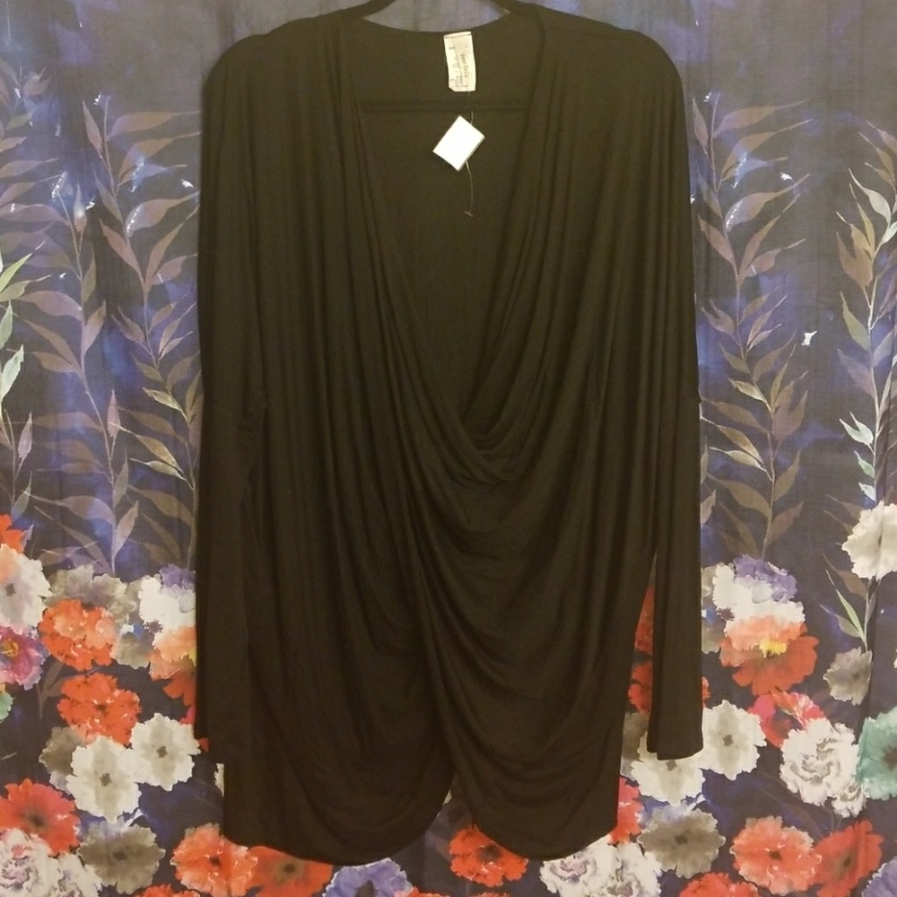 BEST CODY BLACK CROSS FRONT TOP